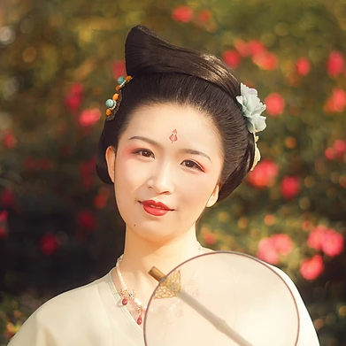 娇艳红花带团扇女生头像：唯美古风真人头像