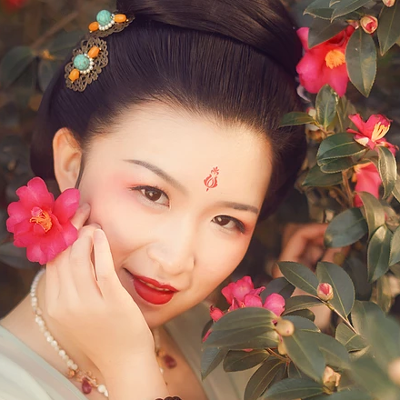 娇艳红花带团扇女生头像：唯美古风真人头像