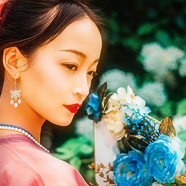 多彩花团扇女生头像，唯美古风真人头像