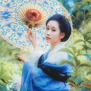 蓝颜花艳带伞女生头像，唯美古风真人头像