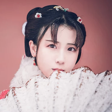 身红披风持伞赏雪女生头像，唯美古风真人头像
