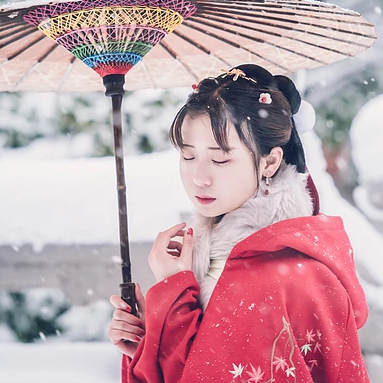 身红披风持伞赏雪女生头像，唯美古风真人头像