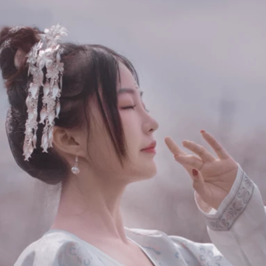 樱落纷飞带伞女生头像，唯美古风真人头像