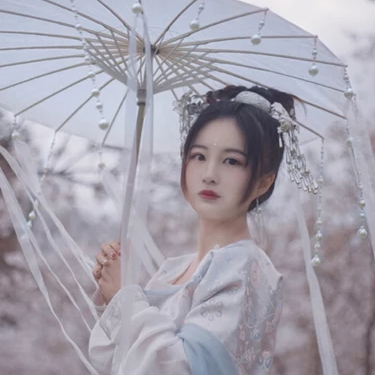 樱落纷飞带伞女生头像，唯美古风真人头像