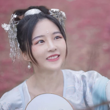 樱落纷飞带伞女生头像，唯美古风真人头像