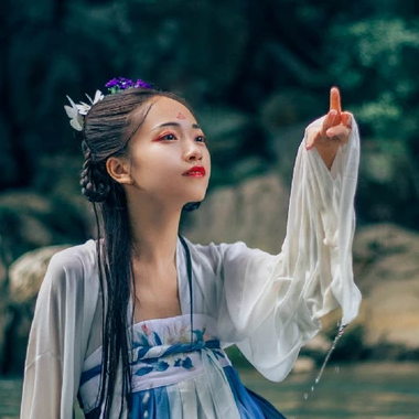 青莲芙蓉女生头像，唯美古风真人头像