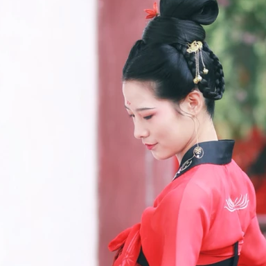 大唐红裳带伞女生头像，唯美古风真人头像