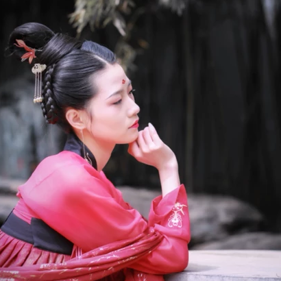 大唐红裳带伞女生头像，唯美古风真人头像