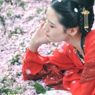 大唐红裳带伞女生头像，唯美古风真人头像