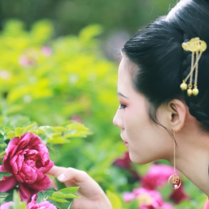 大唐红裳带伞女生头像，唯美古风真人头像