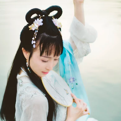 清新文艺带团扇女生头像，唯美古风真人头像