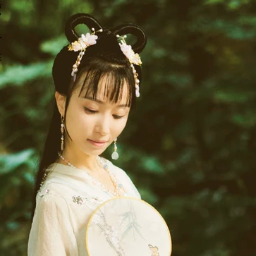 清新文艺带团扇女生头像，唯美古风真人头像