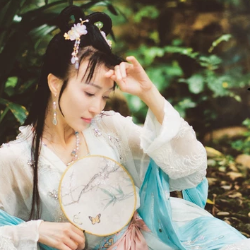 清新文艺带团扇女生头像，唯美古风真人头像