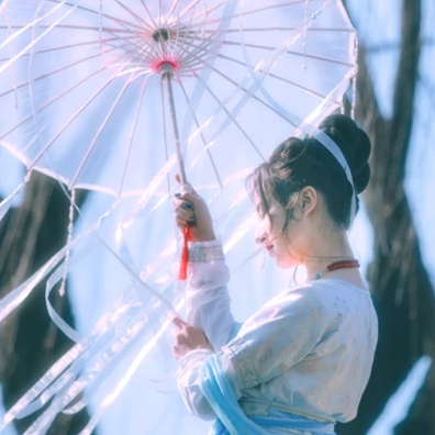 淡雅清新带团扇女生头像，唯美古风真人头像