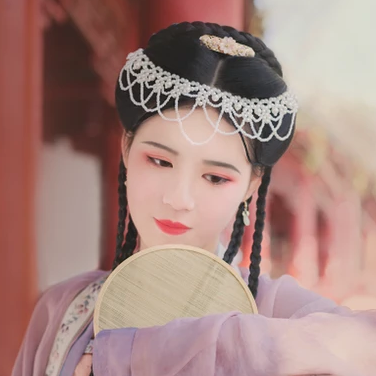 唯美古风真人头像：春色花期带团扇女生头像