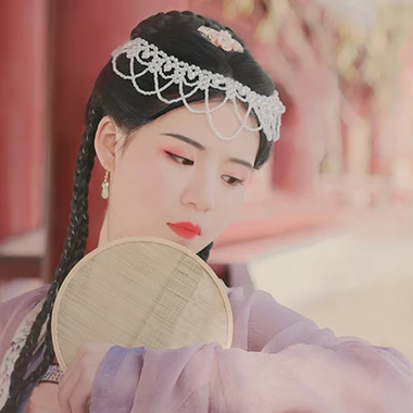 唯美古风真人头像：春色花期带团扇女生头像