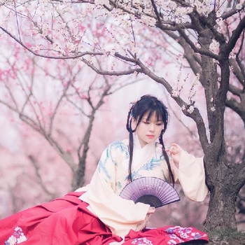 漫天桃花带折扇女生头像，唯美古风真人头像