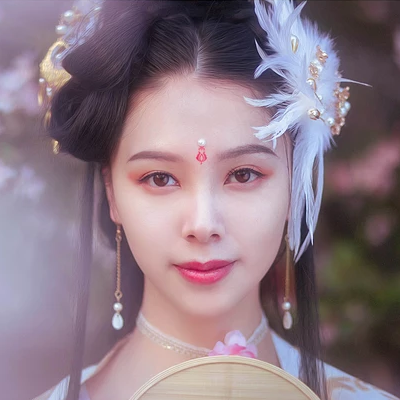 粉色桃花拂面带团扇女生头像，唯美古风真人头