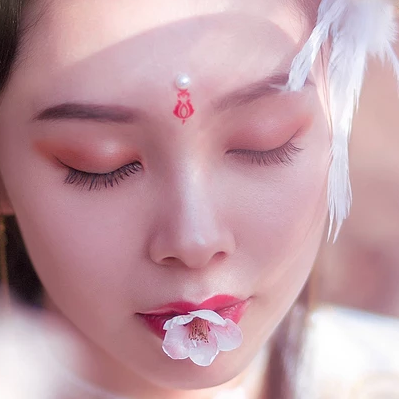 粉色桃花拂面带团扇女生头像，唯美古风真人头