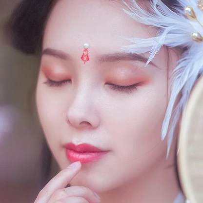 粉色桃花拂面带团扇女生头像，唯美古风真人头