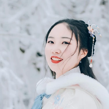 白雪纷飞女生头像，唯美古风真人头像