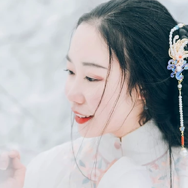 白雪纷飞女生头像，唯美古风真人头像