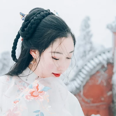 白雪纷飞女生头像，唯美古风真人头像