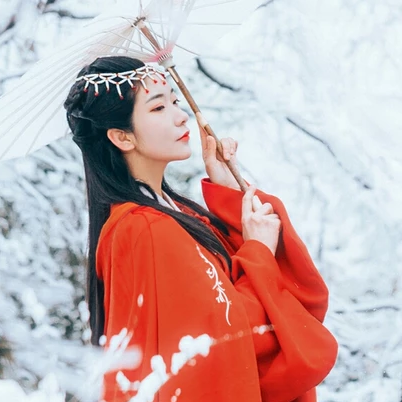 优雅红衣白雪女生头像，唯美古风真人头像