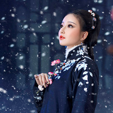 优雅赏雪带伞女生头像，唯美古风真人头像