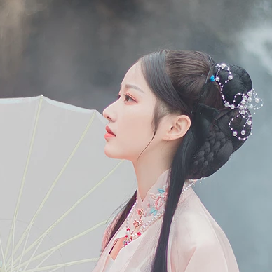 粉衣带团扇女生头像，淡雅唯美古风真人头像