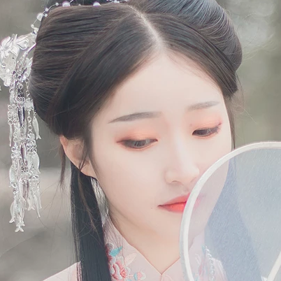粉衣带团扇女生头像，淡雅唯美古风真人头像