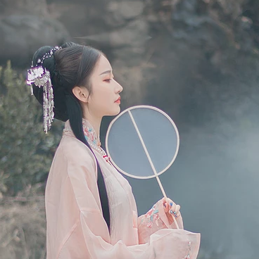 粉衣带团扇女生头像，淡雅唯美古风真人头像