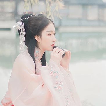 粉衣带团扇女生头像，淡雅唯美古风真人头像