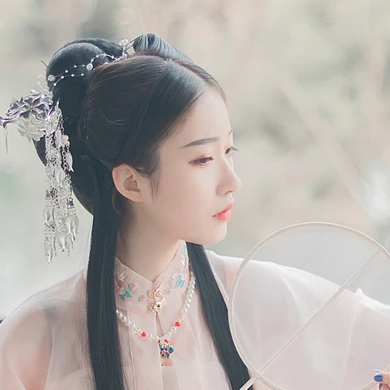 粉衣带团扇女生头像，淡雅唯美古风真人头像