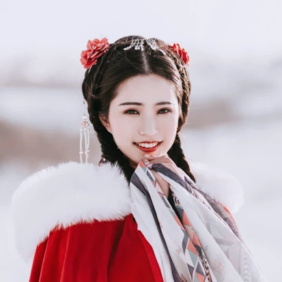 风雪中红披风女生头像，唯美古风真人头像