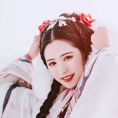 风雪中红披风女生头像，唯美古风真人头像