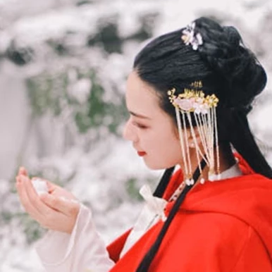 寒雪红披风女生头像，唯美古风真人头像