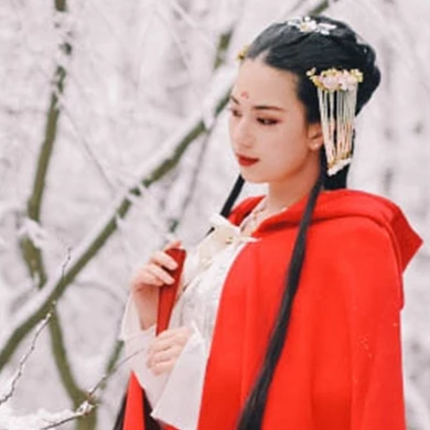 寒雪红披风女生头像，唯美古风真人头像