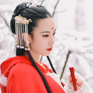 寒雪红披风女生头像，唯美古风真人头像