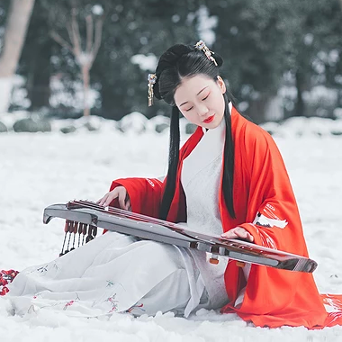 红梅白雪弹琴女生头像，唯美古风真人头像