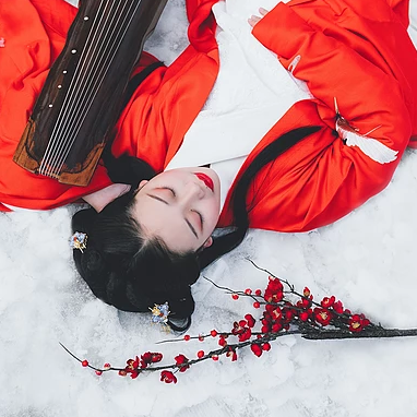 红梅白雪弹琴女生头像，唯美古风真人头像