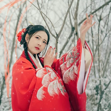 冷艳红衣白雪女生头像，唯美古风真人头像