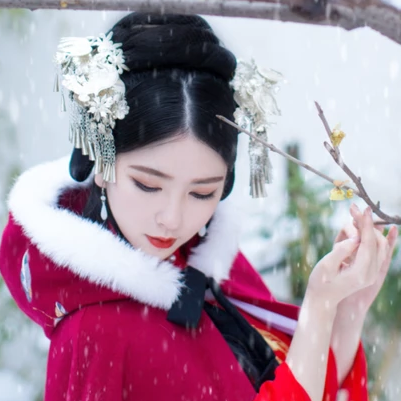 红衣白雪女生头像，唯美古风真人头像