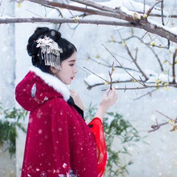 红衣白雪女生头像，唯美古风真人头像