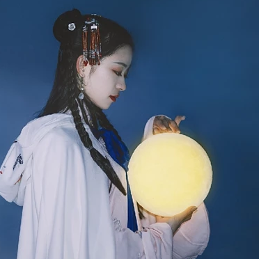 月色下拿灯女生头像,唯美古风真人头像