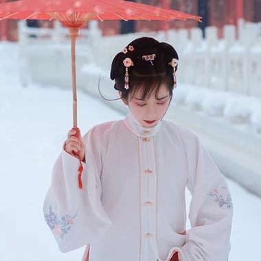 白衣白雪带伞女生头像，唯美古风真人头像