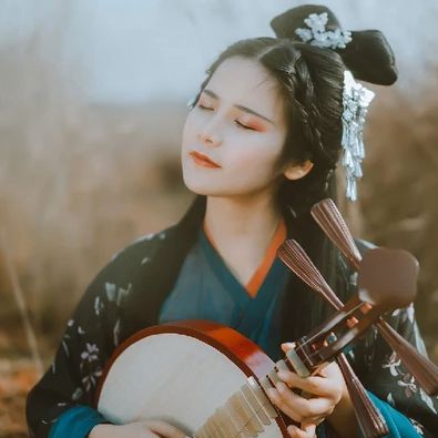 芦苇飘扬女生头像，唯美古风真人头像