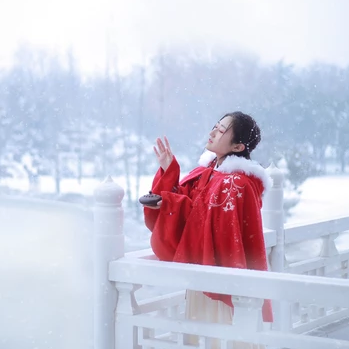 雪飘飘红衣带伞女生头像，唯美古风真人头像