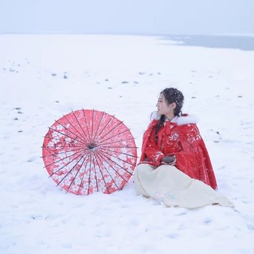 雪飘飘红衣带伞女生头像，唯美古风真人头像