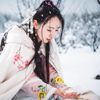 雪地带披风女生头像，唯美古风真人头像